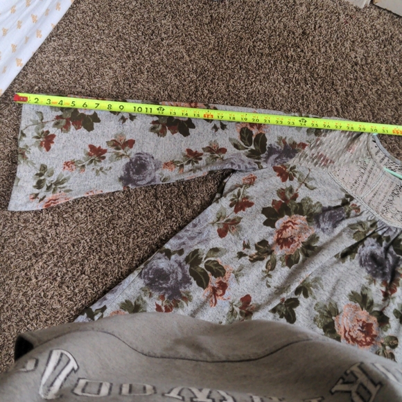 Flowy Women's Floral Sweater - Picture 8 of 9